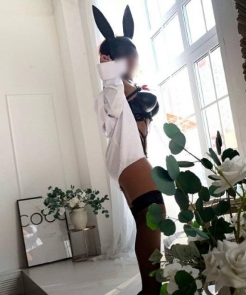Опыт, страсть и нежность - вот что я готова предложить тебе. 💋
🔥 Разнообразие моих услуг порадует самого взыскательного мужчину. Я окунусь в твои сокровенные фантазии и помогу их осуществить. Ласки, эротический массаж, ролевые игры - ты выбираешь, а я исполню.
💖 В моей компании ты можешь расслабиться и погрузиться в мир наслаждения. Высокий уровень сервиса и дискретность обеспечены.
📸 На фото я, никакого фотошопа. Ты можешь убедиться в моей красоте и сексуальности самостоятельно.
🔝 Сразу после встречи со мной, ты останешься доволен, и это подтвердят мои отзывы.
🌇 Живу в Москве, поэтому у нас будет возможность встретиться где-нибудь в этом чудесном городе. Москва всегда полна возможностей, и я готова стать твоей проводницей в мире наслаждения и страсти.
💬 Не теряй время и свяжись со мной сейчас. Я жду, чтобы сделать наши фантазии реальностью. Аринка